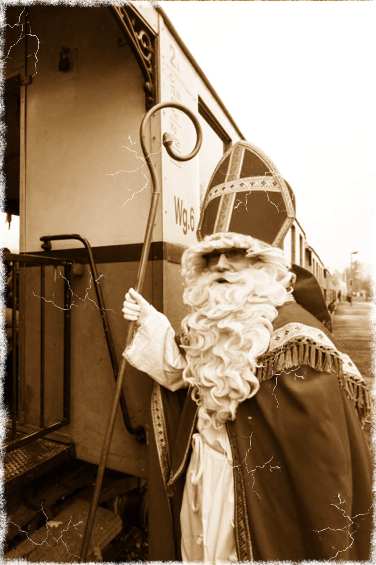 Père Noël devant un wagon de train